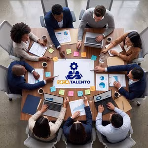 Vista superior de equipo ejecutivo colaborando en planeación estratégica con materiales de capacitación de SICA-TALENTO